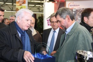 Le Président P. Madrelle remet son prix à Francis Trejaut