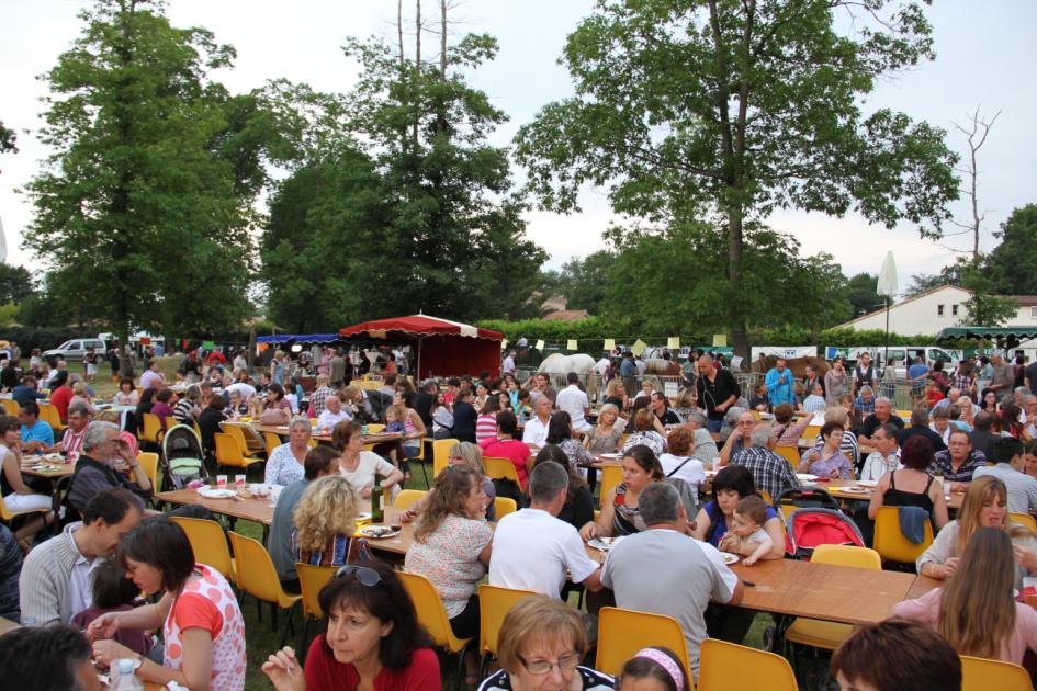 La foule était à table