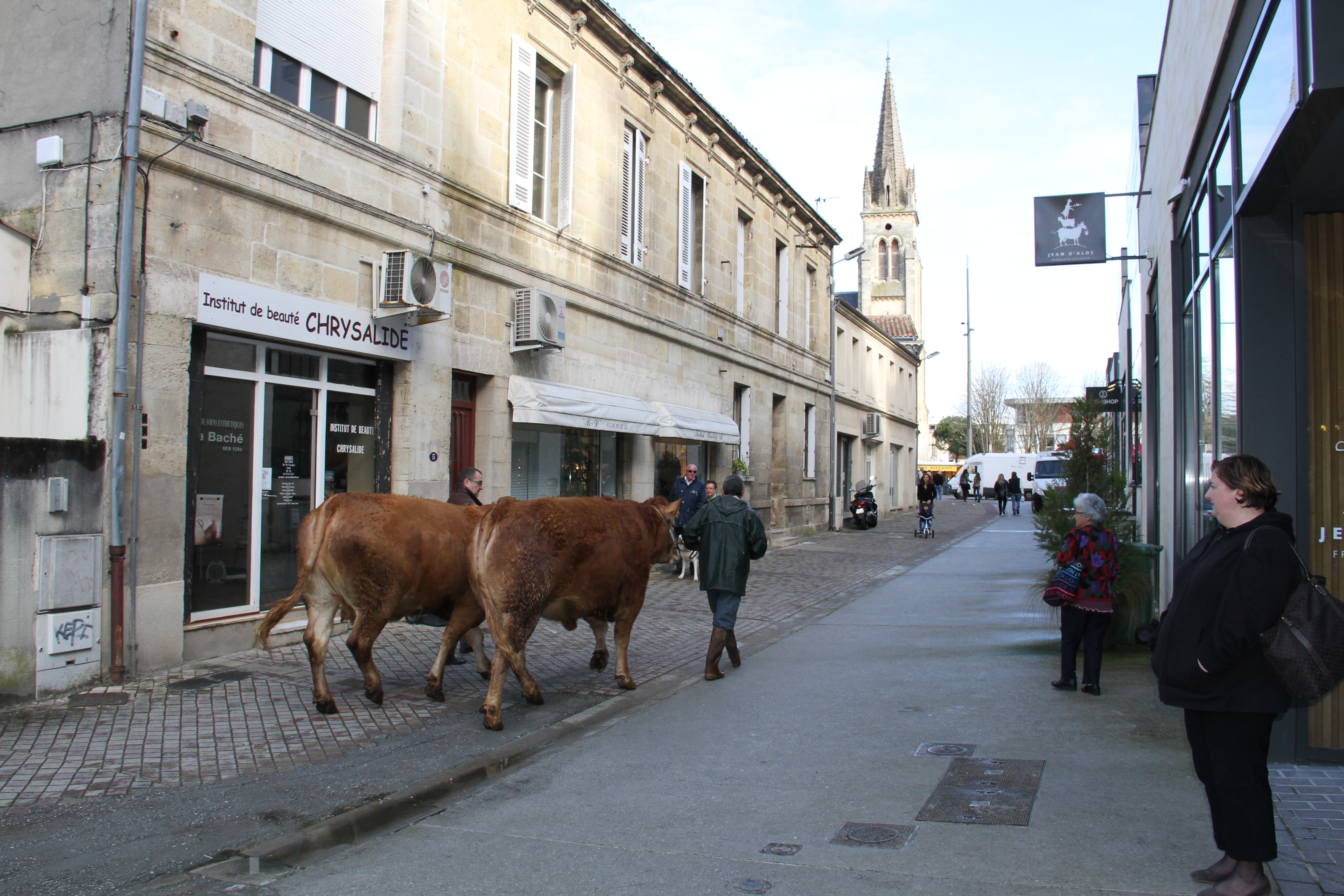 Ballade des Limousines dans la rue de la vieille église