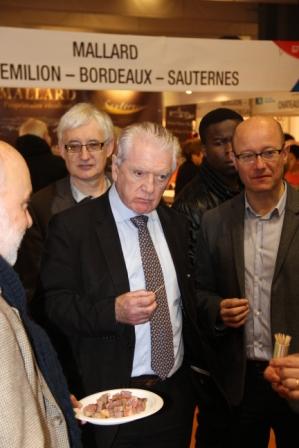 Le Président MADRELLE et Jean Luc GLEYSE, servis par Dominique BEAUTE, apprécient le Boeuf Girondins