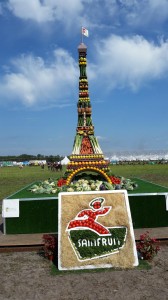 une tour Eiffel de fruits et légumes